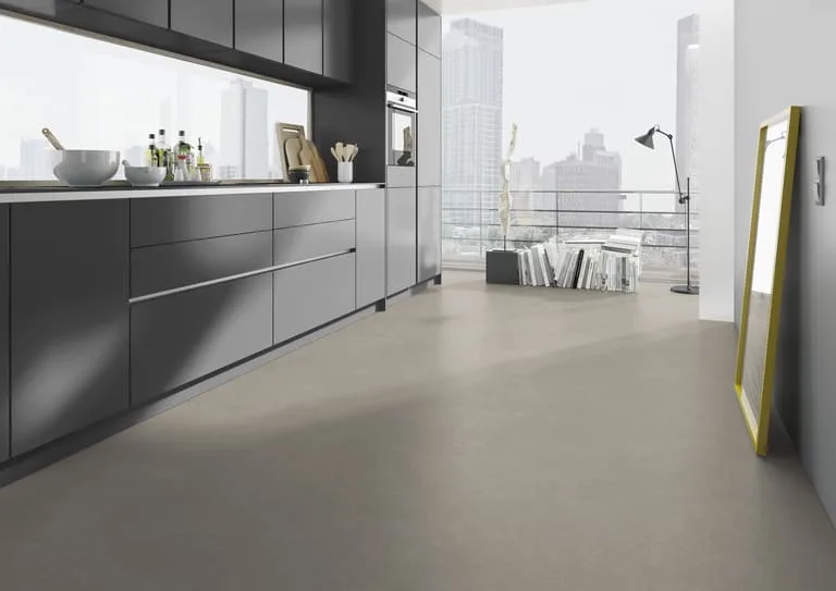 Grijze betonlook PVC tegelvloer in een moderne keuken