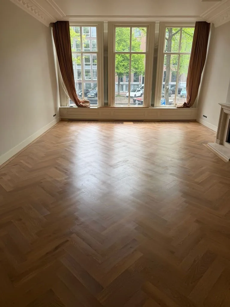 Vakman rekent de kosten van een PVC vloer door