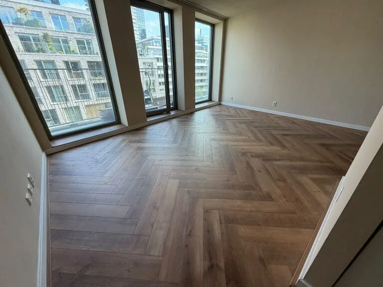 Visgraat laminaat vloer in een woonkamer