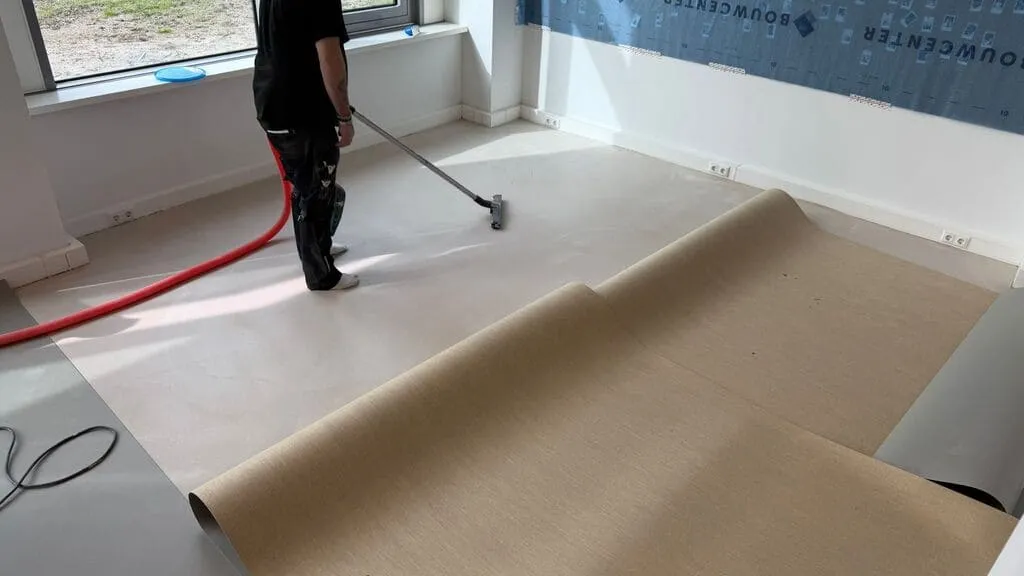 Strak gelegde linoleum rolvloer in een kantoor in Amstelveen