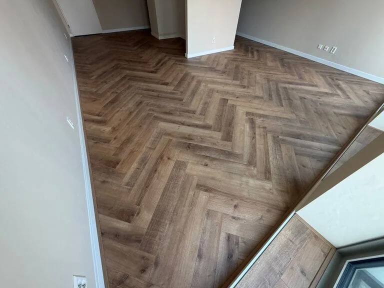 Visgraat laminaat vloer van Hoomline in een woonkamer in Amsterdam